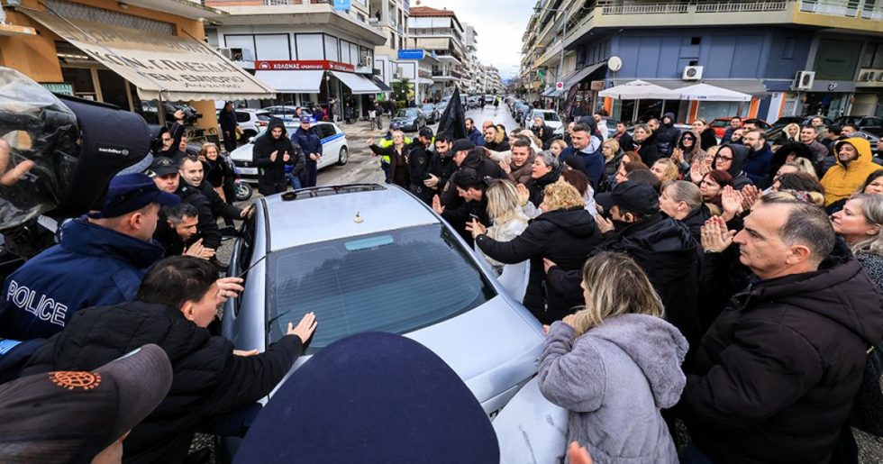 «Και κάποια μέρα θα σε λύσουν, μα θα φοβάσαι να φύγεις...»